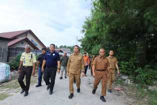 Tindaklanjuti Laporan Warga, Wawako Tinjau Langsung Ruas Jalan Rusak di Jalan Nurul Amal
