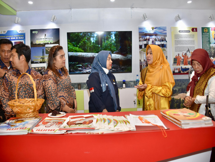 Kunjungi Stand Kampar Expo 2024, Ricana Hambali Beri ApresiasiKunjungi Stand Kampar Expo 2024, Ricana Hambali Beri Apresiasi