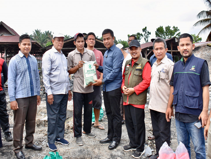 Tanggap Peduli Bencana, Pj Sekda Kampar Langsung serahkan Bantuan Kebakaran.