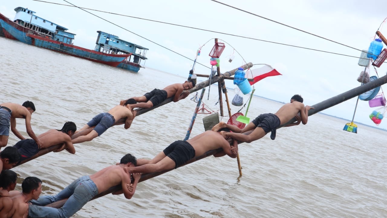 Panjat Pinang Tepi Laut Meriahkan HUT Kemerdekaan Warga Cik Mas Ayu