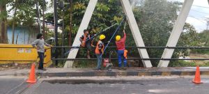 Dalam Masa Libur Lebaran, Dinas PUPR Riau Melaksanakan Tugas Pemeliharaan Jembatan Sail di Pekanbaru