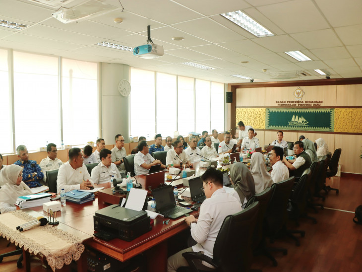 Ir. Azwan, Asisten III, mendampingi beberapa Organisasi Perangkat Daerah (OPD) dalam mempercepat penyelesaian tindak lanjut terhadap rekomendasi dari Badan Pemeriksa Keuangan Republik Indonesia (BPK-RI).