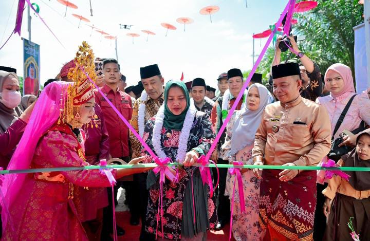 Resmikan Kampung Zakat, Bupati Kasmarni Harapkan Warga Desa Boncah Mahang Beri Dukungan Penuh