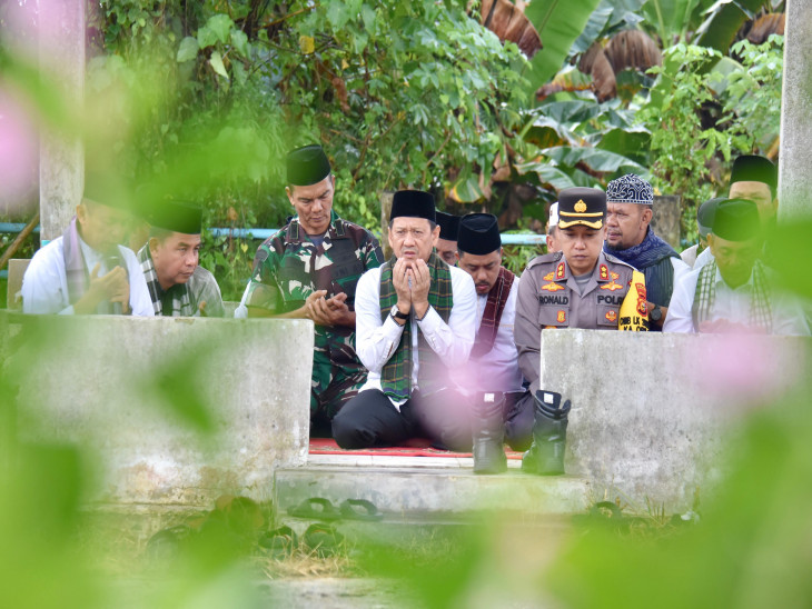 Pada Pembukaan Rayo Onam, Pj Bupati Kampar Melepaskan Peserta Ziarah Kubur Pertama di Kampung Godang