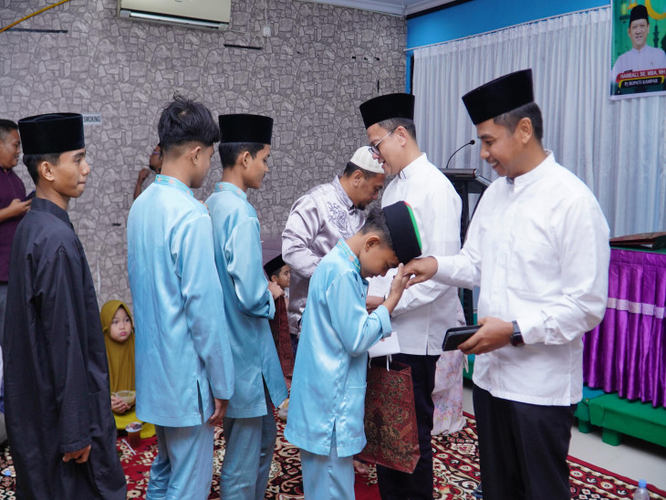 Pj Sekretaris Daerah Kabupaten Kampar bersama IIKAMKJ Menyerahkan Santunan Kepada Anak Yatim dan Mengadakan Acara Buka Bersama di Restoran Stanum Bangkinang