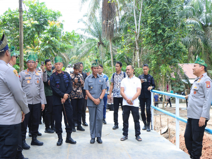 Bupati Kampar Dampingi Kapolda Riau Tinjau Langsung Pembangunan Jembatan Presisi Polri di Desa Lubuk Agung XIII Koto Kampar