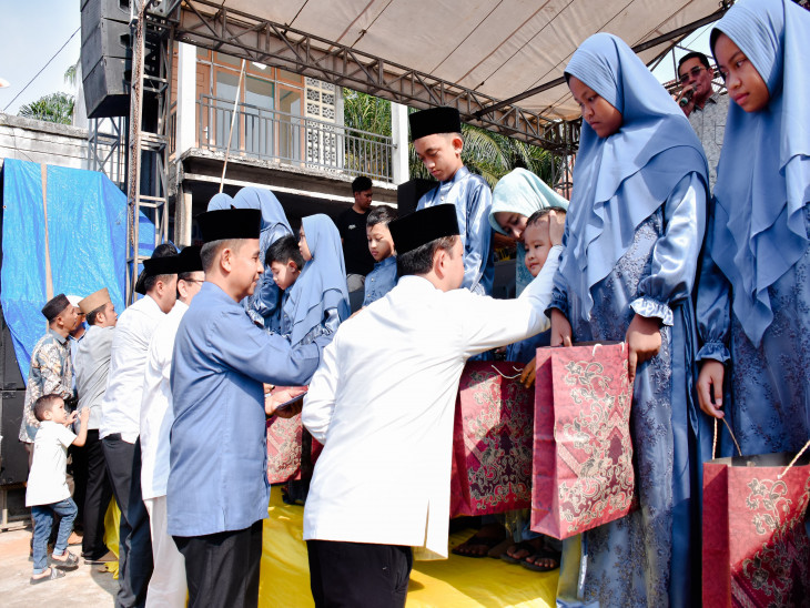 Pj Sekretaris Daerah Kabupaten Kampar Menghadiri Acara Halal Bihalal dan Pembagian Santunan Kepada Anak Yatim di Desa Teratak, Kecamatan Rumbio Jaya