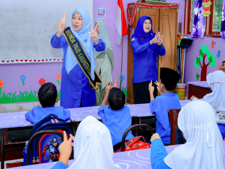 Lakukan Monitoring ke SDN 017 Kampa, Bunda Paud Kampar Ricana Djayanti Hambali ; Masa Transisi dari PAUD ke SD Adalah Fase Penting Dalam Perkembangan Anak