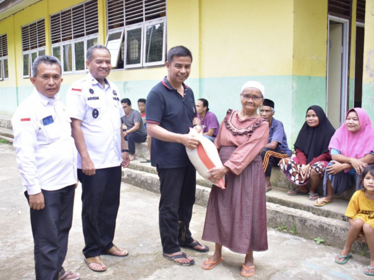 Peduli Siaga Bencana, Pj Sekda Kampar Salurkan Bantuan Sembako Di Desa Kebun Tinggi.