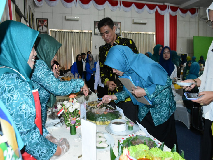 Lomba Cipta Menu B2SA Tingkat Kabupaten Kampar Resmi Di Buka,  Ketua TP PKK Kabupaten Ricana Djayanti Hambali Himbau Budayakan Mengkonsumsi Aneka Ragam Pangan Lokal.  Lomba Cipta Menu B2SA Tingkat Kabupaten Kampar Resmi Di Bu