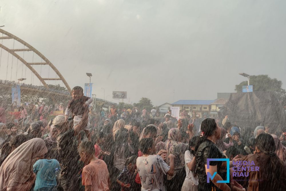 Ribuan Warga Pekanbaru Membanjiri Acara Petang Belimau di Tepian Sungai Siak