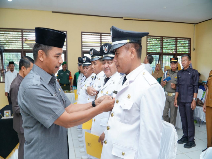 Pj Bupati Kampar Lantik dan Ambil Sumpah Tujuh Pj Kepala Desa