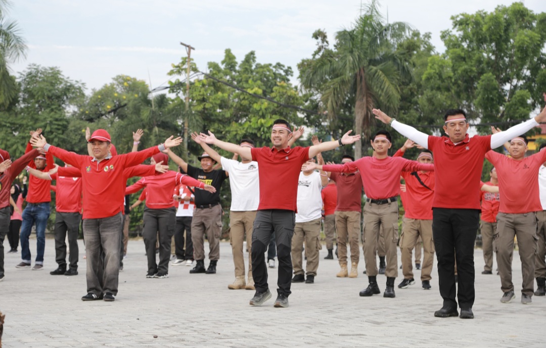 Penjabat (Pj) Wali Kota (Wako) Pekanbaru Risnandar Mahiwa SSTP MSi, membuka langsung kegiatan Perlombaan Rakyat yang ditaja Satpol PP Pekanbaru, di Halaman MPP, Jalan Jendral Sudirman, Kamis (22/8/2024).   Risnandar Mahiwa da