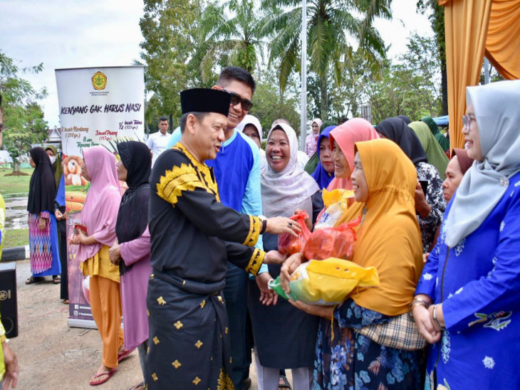 Masyarakat Serbu Pasar Murah, Pj Bupati Kampar Berharap Inisiatif Ini Dapat Meringankan Beban Masyarakat