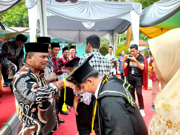 Hadiri Wisuda MDTA, Kadis Dikpora Kampar H. Aidil Pinta Jadilah Generasi Yang Berakhlak Mulia dan Berprestasi