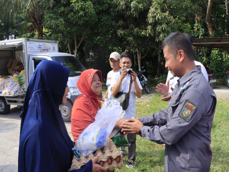 Pj Sekda Kampar Ahmad Yuzar membuka operasi pasar di Desa Muara Jalai Kampar Utara dengan tujuan menjaga konsistensi dalam pengendalian harga pasar.