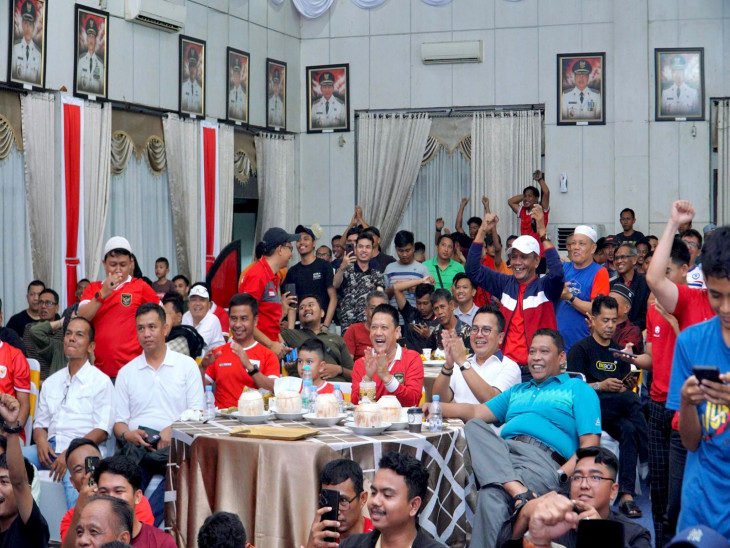 Pj Bupati  Kampar Nobar Semi Final Piala Asia U-23, Indonesia Melawan Uzbekistan Bersama Masyarakat Di Halaman dan Aula Rumah Dinas Bupati Kampar.