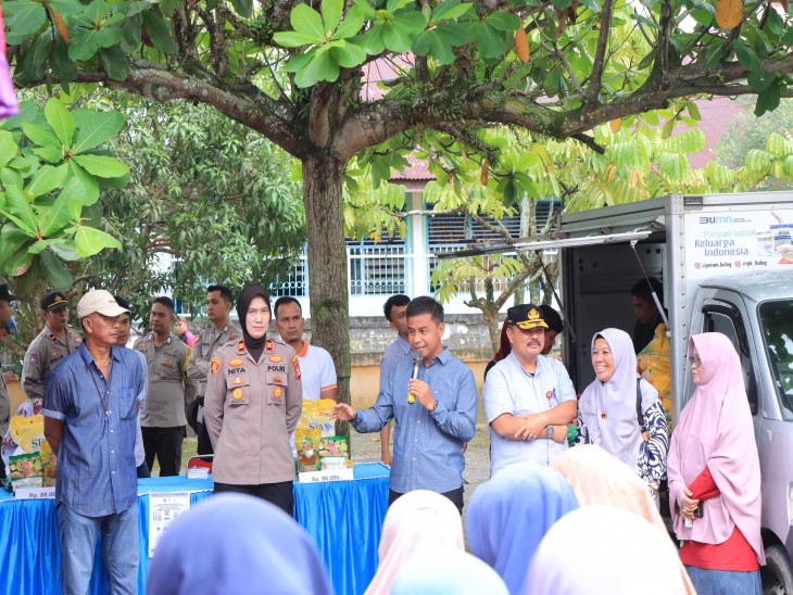 Masyarakat Kabupaten Kampar Mempercepat Pemulihan Ekonomi dengan Menggelar Pasar Murah di Air Tiris melalui Disperindagkop dan UKM