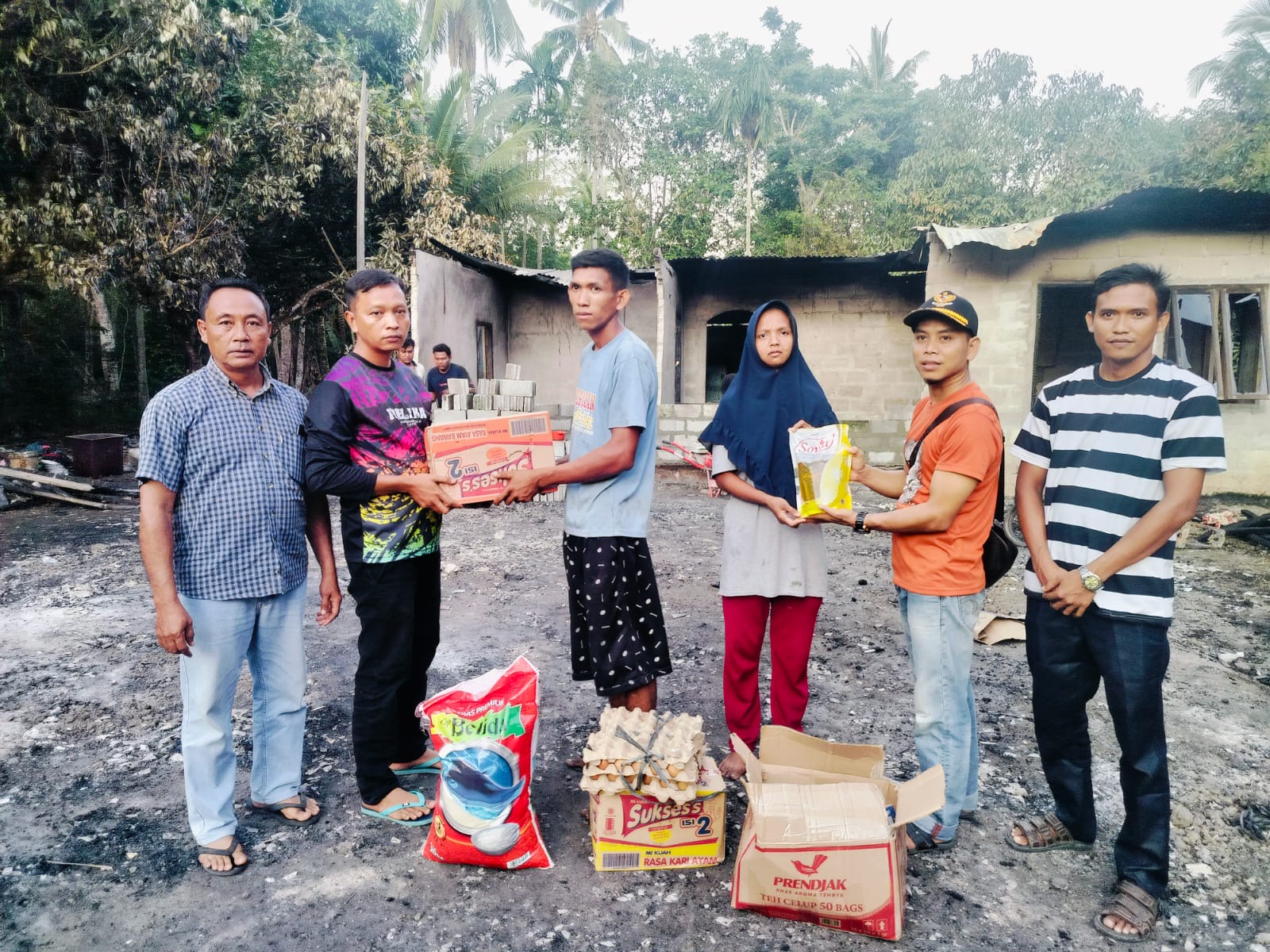 Ringankan Korban Kebakaran Rumah, Dinsos Berikan Bantuan.