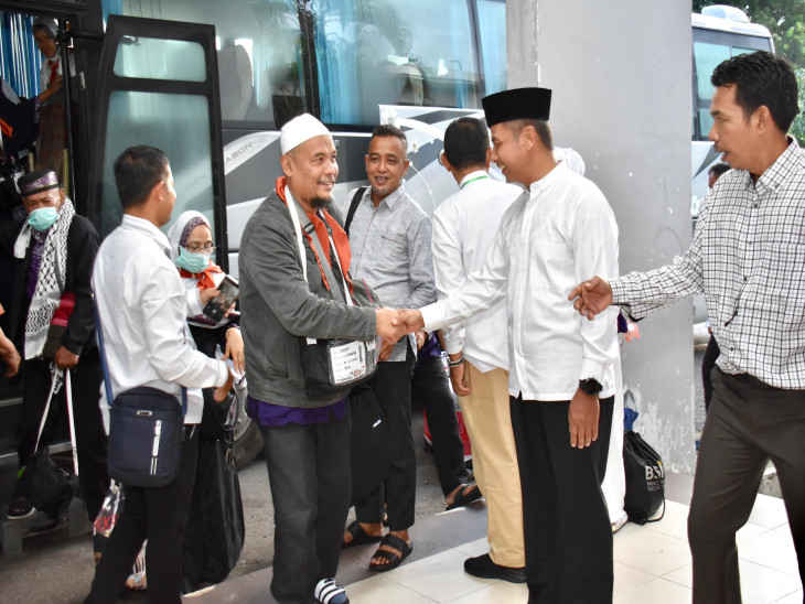 Pj Sekda Kampar Sambut 450 Jemaah Haji Kampar di Batam.