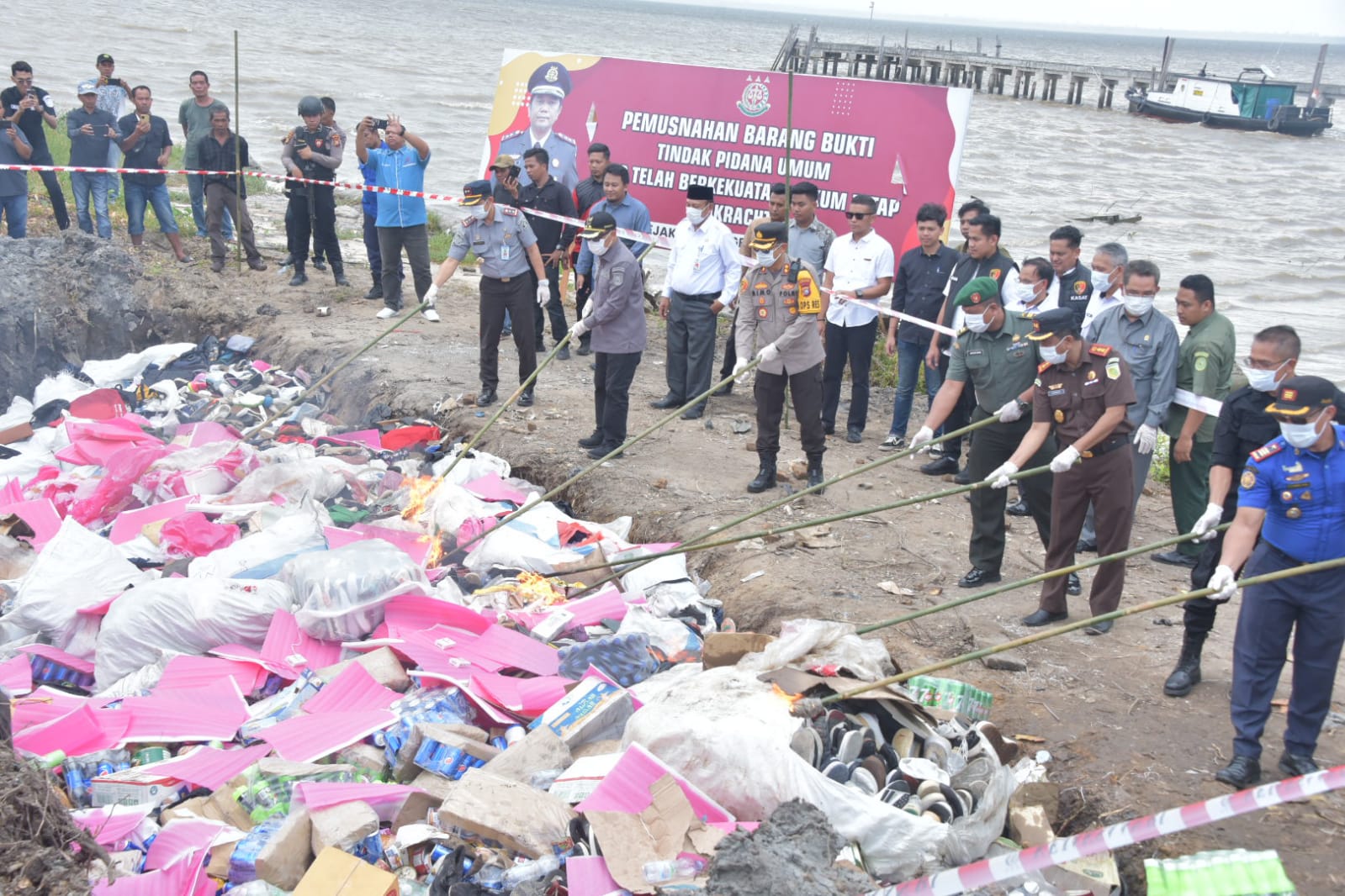 Bupati Kasmarni memberikan penghargaan atas kinerja Kejaksaan Negeri Bengkalis dalam pemusnahan 113 barang bukti.