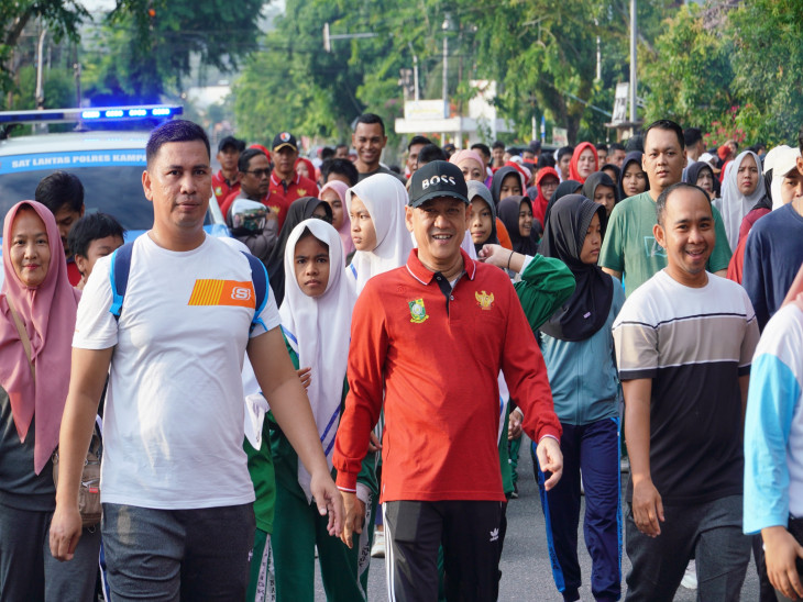 Pj Bupati Kampar Hambali dan Ketua TP PKK Kabupaten Kampar Lepas Ribuan Peserta Jalan Santai .