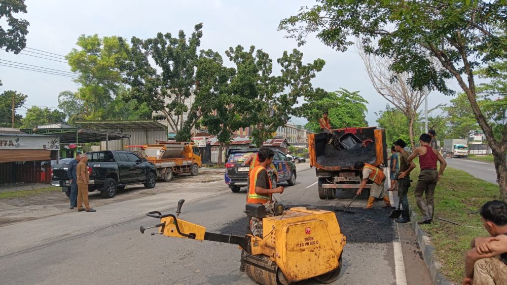 Mengikuti Petunjuk dari Penjabat Gubernur Riau, PUPR Riau Menutup Ribuan Jalan Berlubang di Pekanbaru