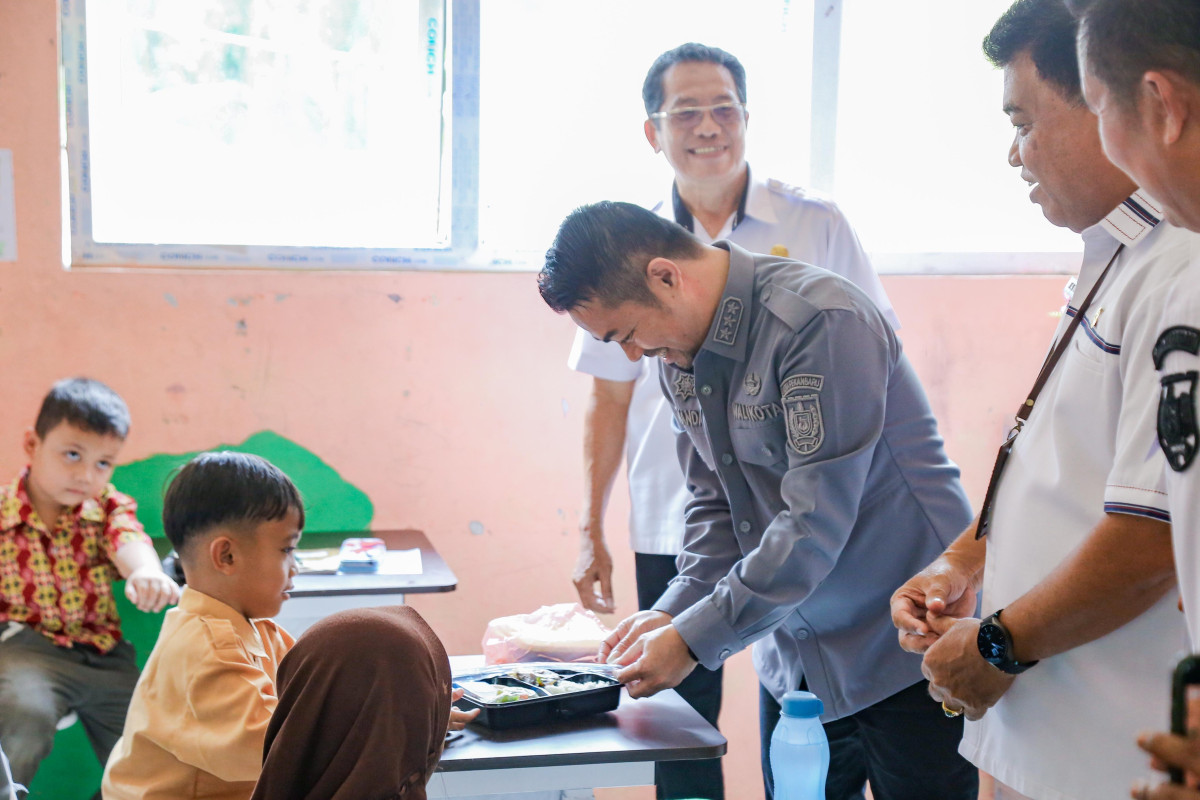 Simulasi Makan Siang Bergizi di SDN 185 dan SMPN 49 Pekanbaru Berjalan Lancar